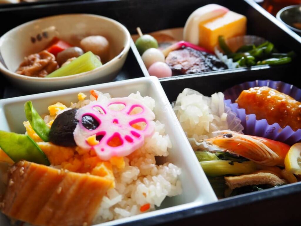 「第5回帰社会」屋形船でのお弁当